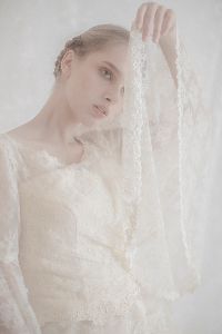 白いドレスを着た女性の柔らかい光の写真