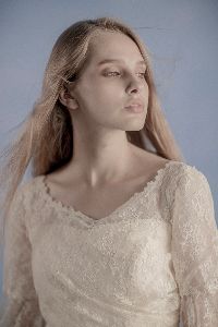 白いドレスを着た女性のシンプルな写真