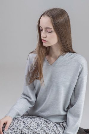 グレーのセーターを着たシンプルな女性のポートレート