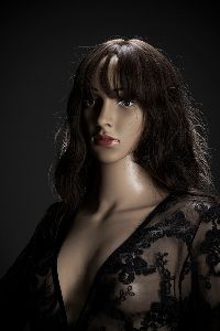 黒い服でハードなイメージの女性の写真